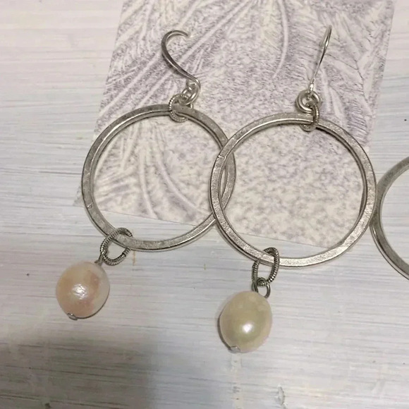 Silver tone hammered hoop dangle drop pearl pierced wire hook earrings - Picture 6 of 10